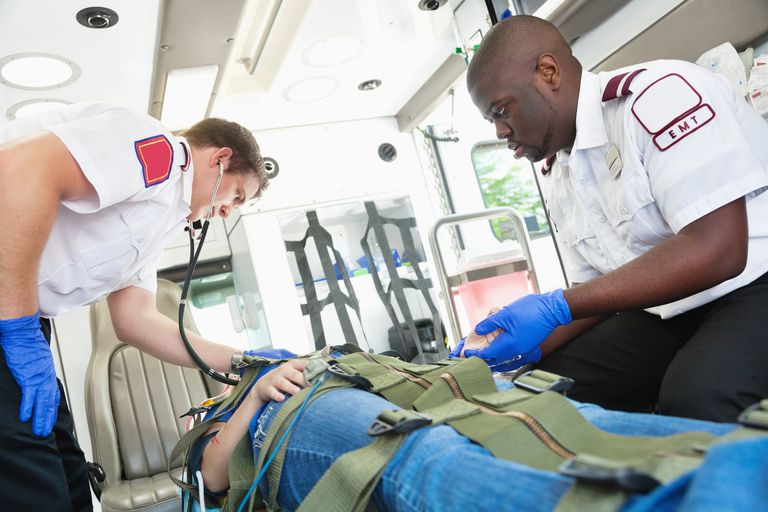 pentru deveni, deveni paramedic, este diferit, este necesară, într-un program, medical urgență